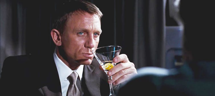 Daniel Craig boit un cocktail « Vesper Martini »